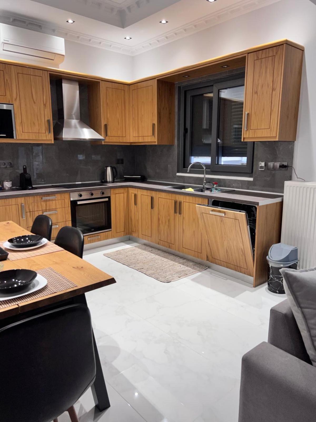 Kontis' Deluxe Furnished Apartment Loutráki Buitenkant foto
